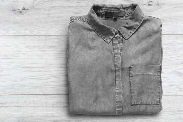 木质背景的衬衫图片下载