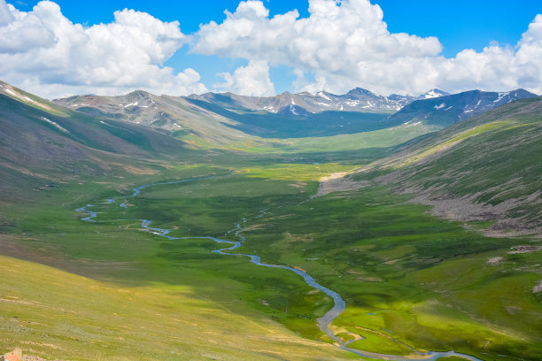 绿色的高山山谷，蓝天和神奇的云，巴布先生在巴基斯坦纳兰的Top山谷图片下载