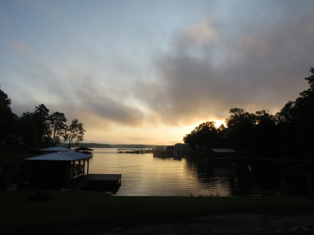 黄金侵蚀湖日出图片下载