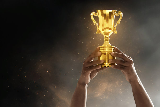 拿着金杯的男人图片下载