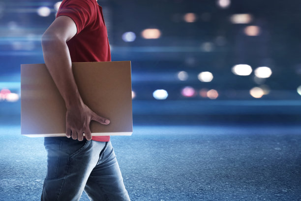 快递员拿着纸板箱图片下载