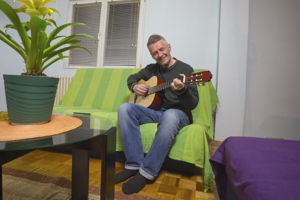 成人室内音乐爱好图片下载