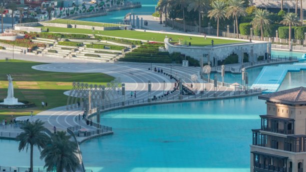 人造湖上桥梁及公园内行人俯视特写图片下载