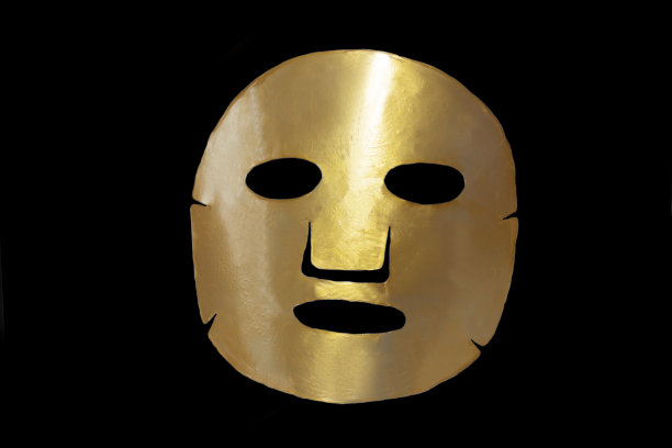 单布全息金生物胶原面膜。黑色背景上的面部皮肤面膜。美容、医药和保健。图片下载