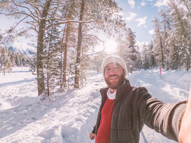 人在冬日仙境里自拍图片下载
