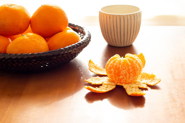 茶和削了皮的橙子放在日式锅上图片下载