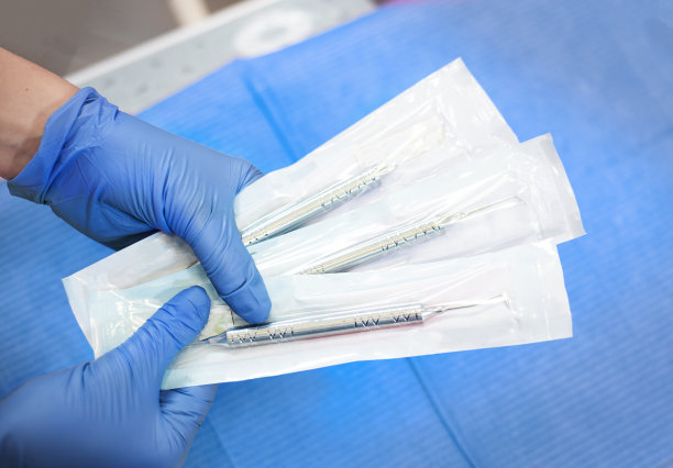 注意医生手持密封消毒工具(雕刻器)的双手。不育的概念图片下载