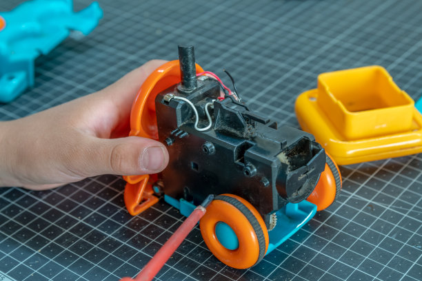 戴着面具的人在分发水。橙色背景图片下载