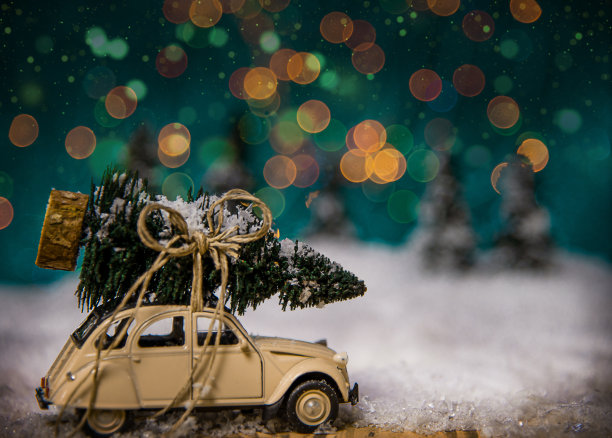 带着圣诞树的玩具车图片下载