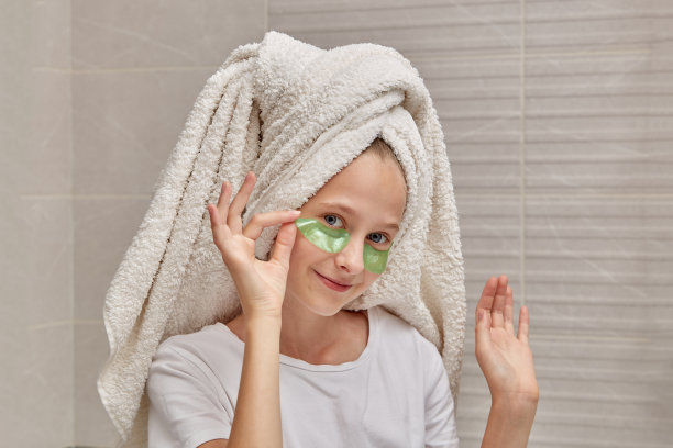 女学生用医用保湿凝胶贴片敷眼睛。早晨例行公事。图片下载