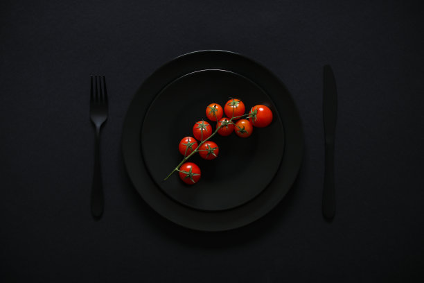 在黑色盘子和背景上的蔬菜概念照片图片下载