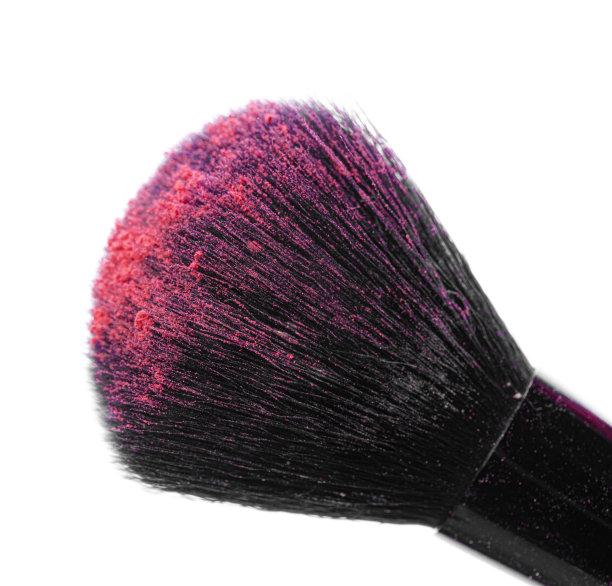 用刷子在白色背景上隔离破碎的眼影。图片下载