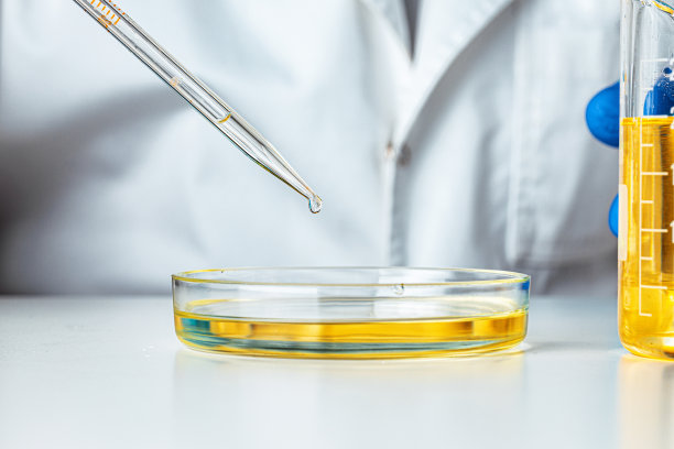 一个科学家的手与实验室样本的近距离工作图片下载