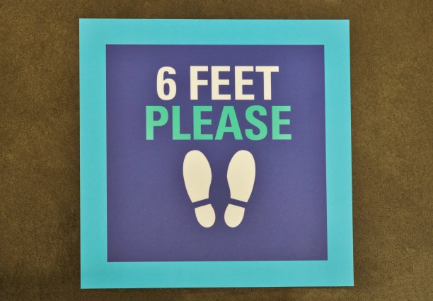 2019冠状病毒病社交距离标志，请在地板上注明间隔6英尺。图片下载
