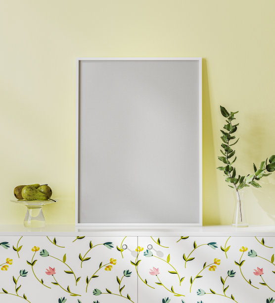 白色的课桌上挂着空白的海报框，黄色的墙面，明亮的室内装饰着花卉、花瓶植物和水果，3d渲染图片下载