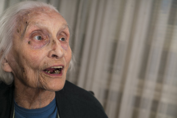 正面视图肖像的妇女在家里与张开的嘴和惊讶的样子图片下载