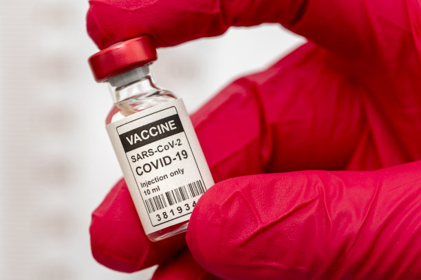 用血清和注射器接种COVID-19病毒疫苗图片下载