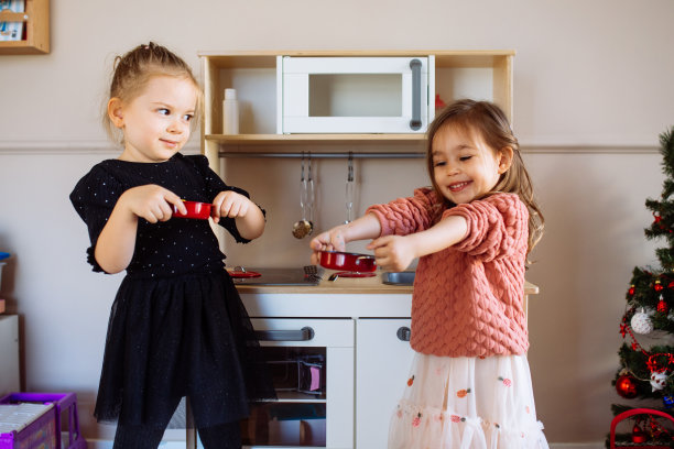 快乐的孩子们玩玩具厨房图片下载
