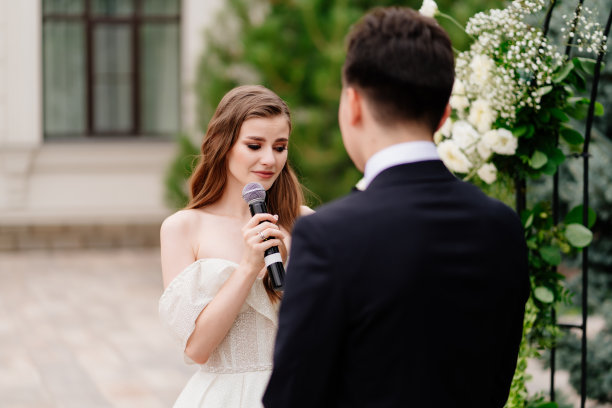 婚礼仪式在活花拱门。新娘说了结婚誓言就哭了图片下载