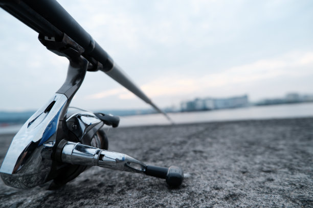 钓鱼的形象素材，与大海共度时光图片下载