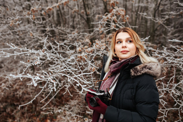 在森林里徒步旅行的年轻女性图片下载