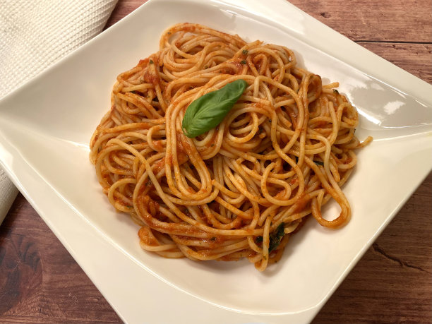 意大利面加番茄酱和罗勒。图片下载