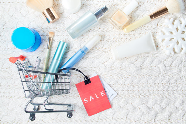 冬天平躺着化妆品，雪花和销售标签图片下载