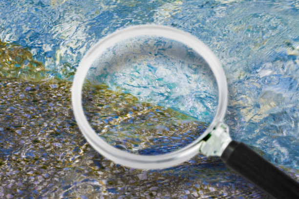关注天然泉水的纯净水——用放大镜观察水的概念形象图片下载