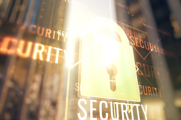 以现代摩天大楼为背景的虚拟创意锁全息图的双重曝光。信息安全的概念图片下载