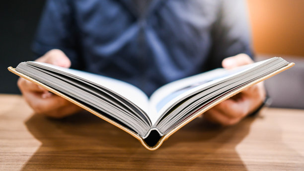 男大学生在大学图书馆看书。自我学习和休闲活动。教育的概念图片下载