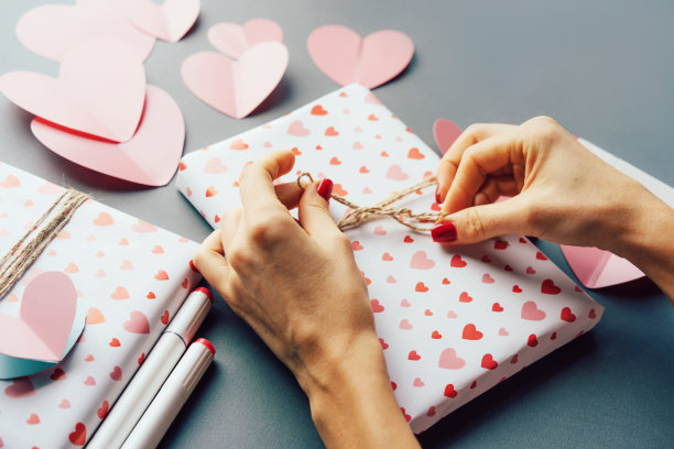 赠送礼物的准备。图片下载