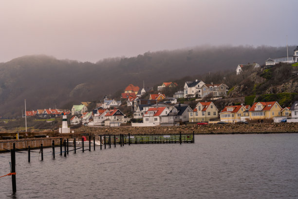 冬天空荡荡的码头。山在雾的背景。图片来自瑞典斯堪尼亚的莫尔图片下载