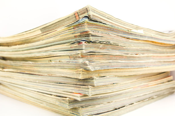 白色背景上的一堆破旧的旧杂志。图片下载