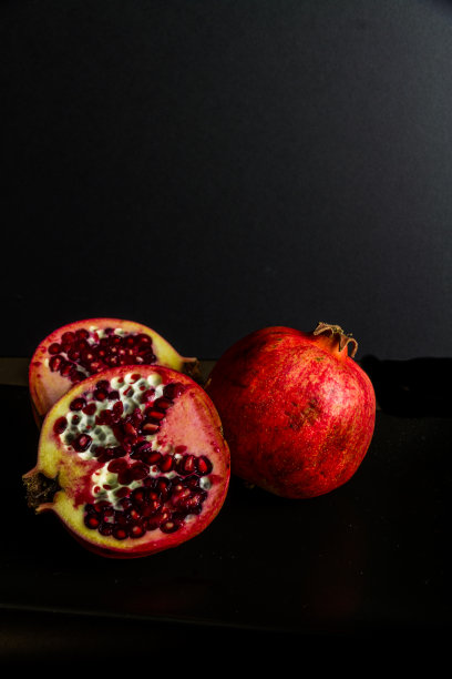 一个完整的和两个半的石榴和拷贝空间图片下载