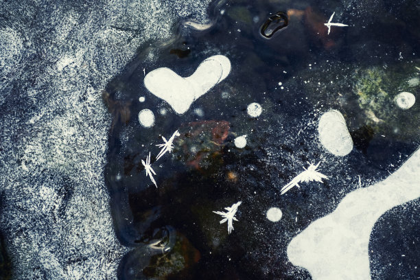 美丽的冰，气泡和白霜在冰冻的湖面上图片下载