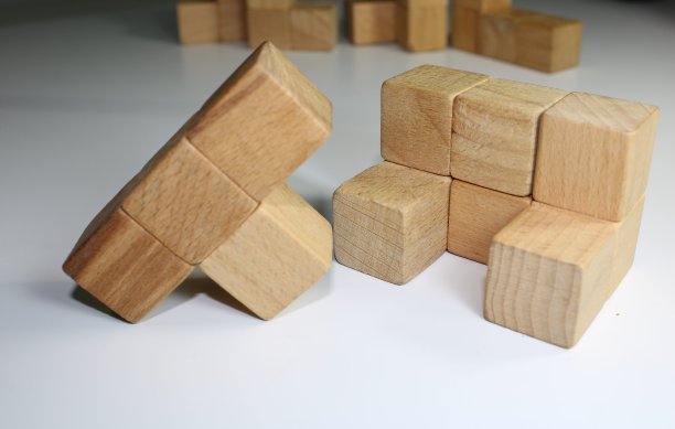 木头块。孔明锁拼图。正确的部分。图片下载