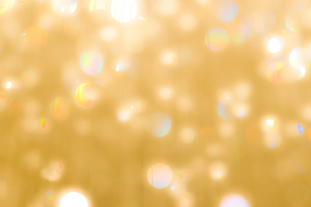 假日派对水晶球吊灯的反光灯光，模糊的金色虚景背景图片下载