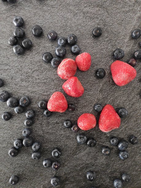 浆果在黑暗闪亮的背景图片下载