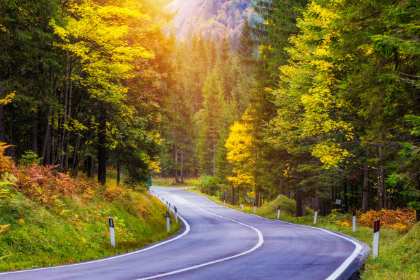 山路。景观与岩石，晴朗的天空与云彩和美丽的柏油路在傍晚在夏天。古董塑身。旅游的背景。在山区高速公路。图片下载
