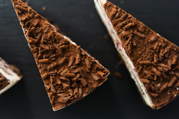 黑色托盘上放着一块巧克力蛋糕图片下载