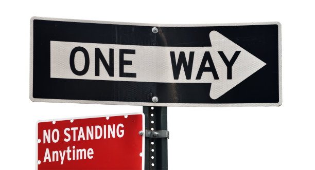 旧的路标上写着“One Way, No Standing Anytime”图片下载