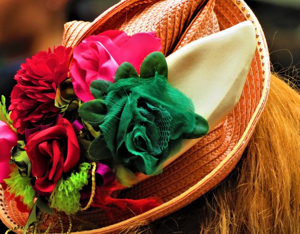 用鲜花的帽子。图片下载