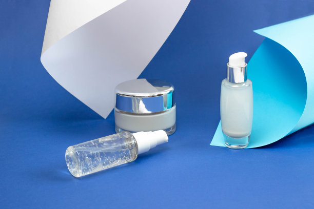 化妆品瓶与血清，凝胶，面霜在一个蓝色的背景。皮肤化妆品,极简主义。沙龙的概念流程图片下载