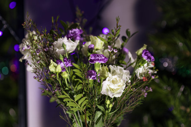 口气孔花花束的选择性聚焦照片。美丽、鲜艳、清新、五彩缤纷的节日花束。图片下载