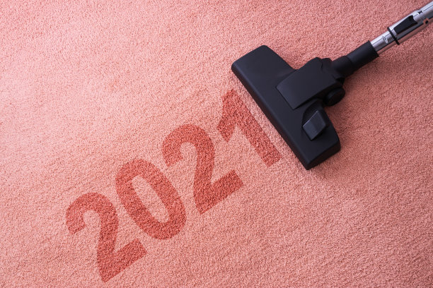 2021年新年在家用吸尘器清洁和复制空间的文本图片下载