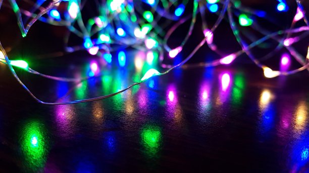 发光的节日花环与反射图片下载