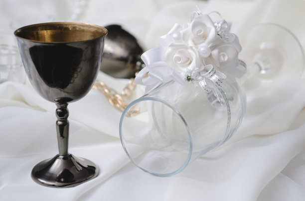 白色背景上的婚礼眼镜图片下载