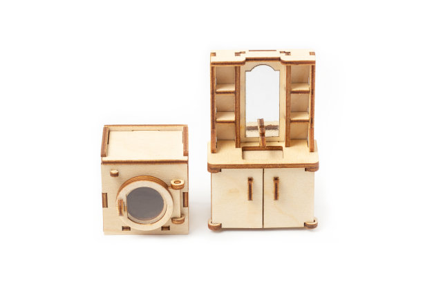 白色背景上放着一件迷你玩具木制浴室家具。垫圈和脸盆。玩偶和玩具屋的家具图片下载