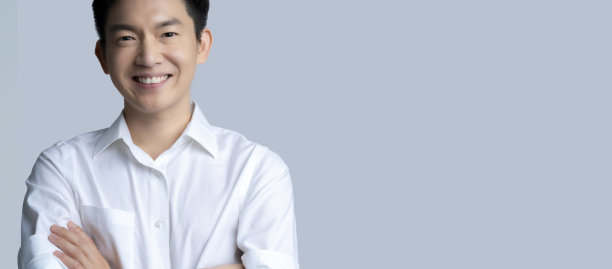成熟的亚洲男性成年白衬衫微笑与自信和开朗的思维姿势人像工作室半身拍摄横幅大小图片下载