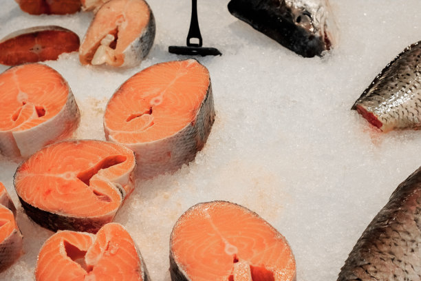 在冰上切成片的红色鱼图片下载